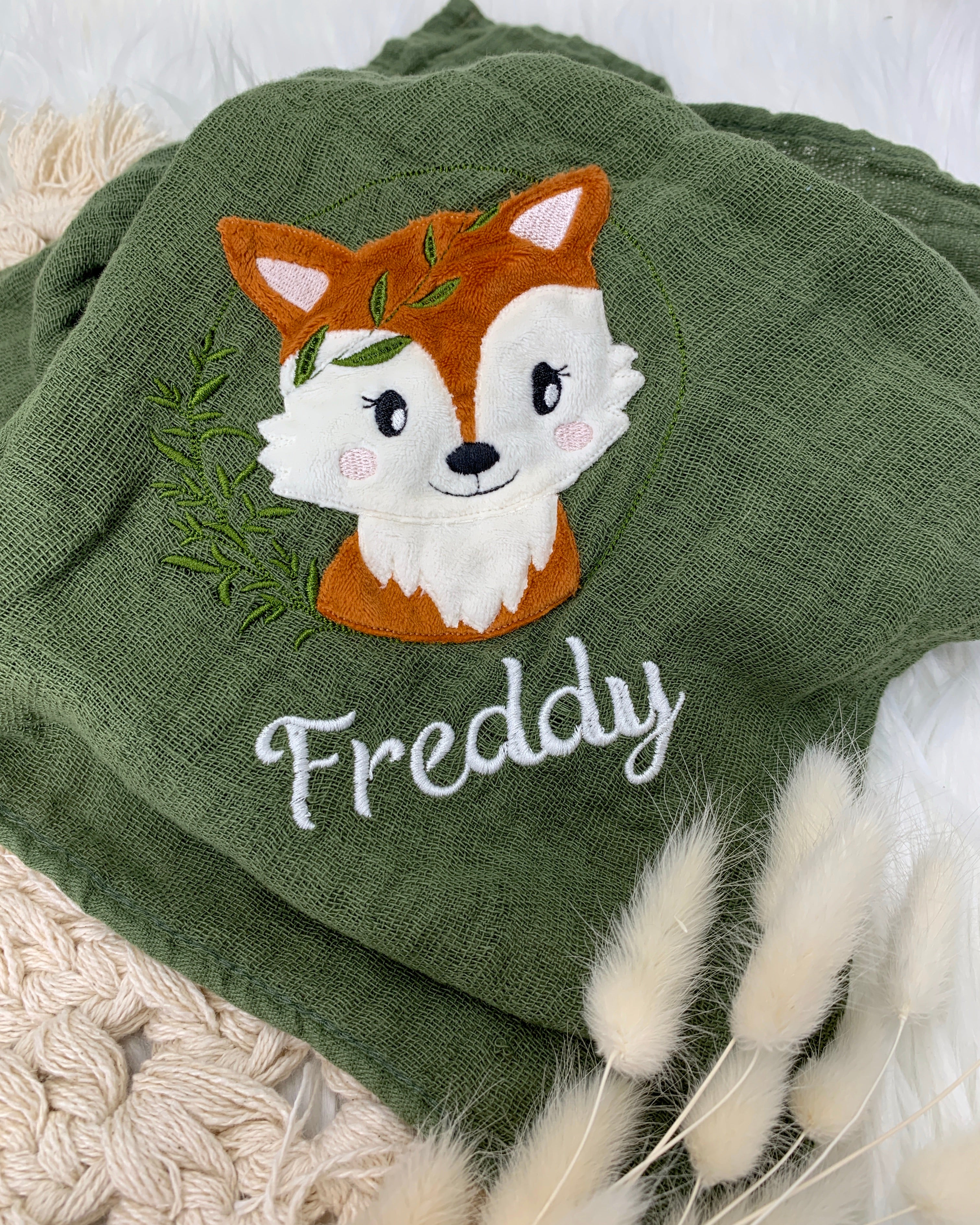 personalisiertes Musselintuch mit Fuchs "Freddy" im Kranz