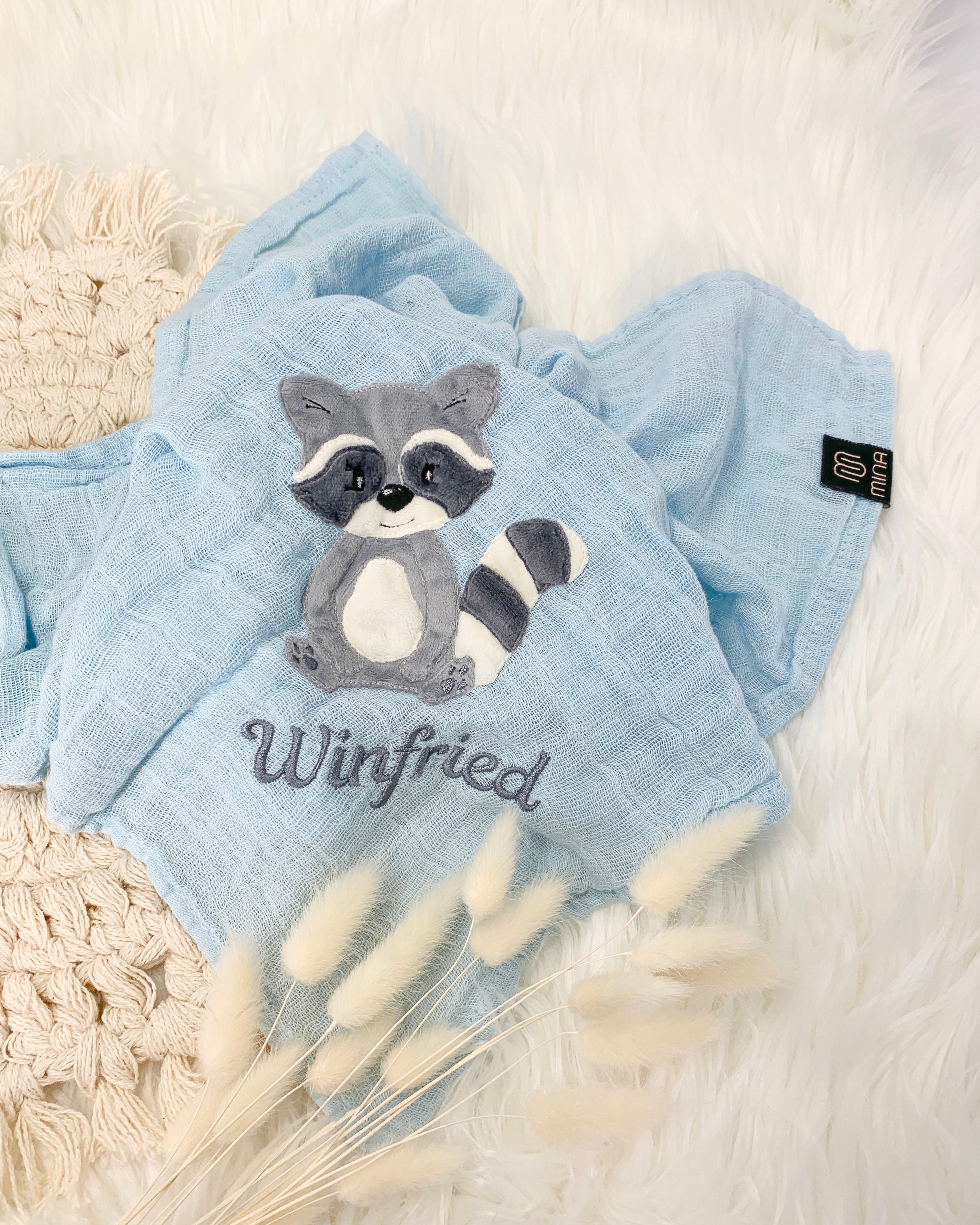 personalisiertes Musselintuch mit Waschbär "Winfried"