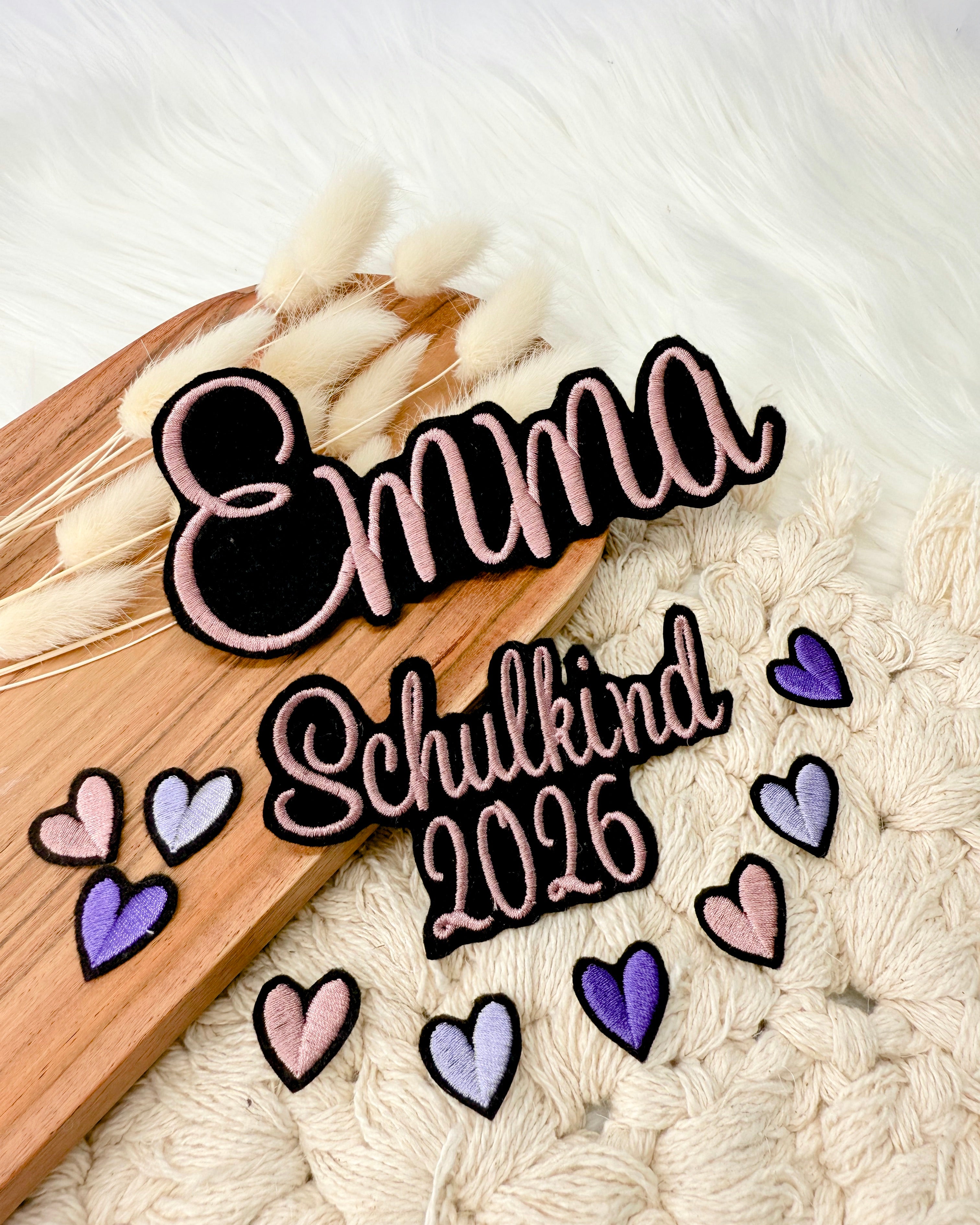 Herzen mi Namen auf schwarzem Filz