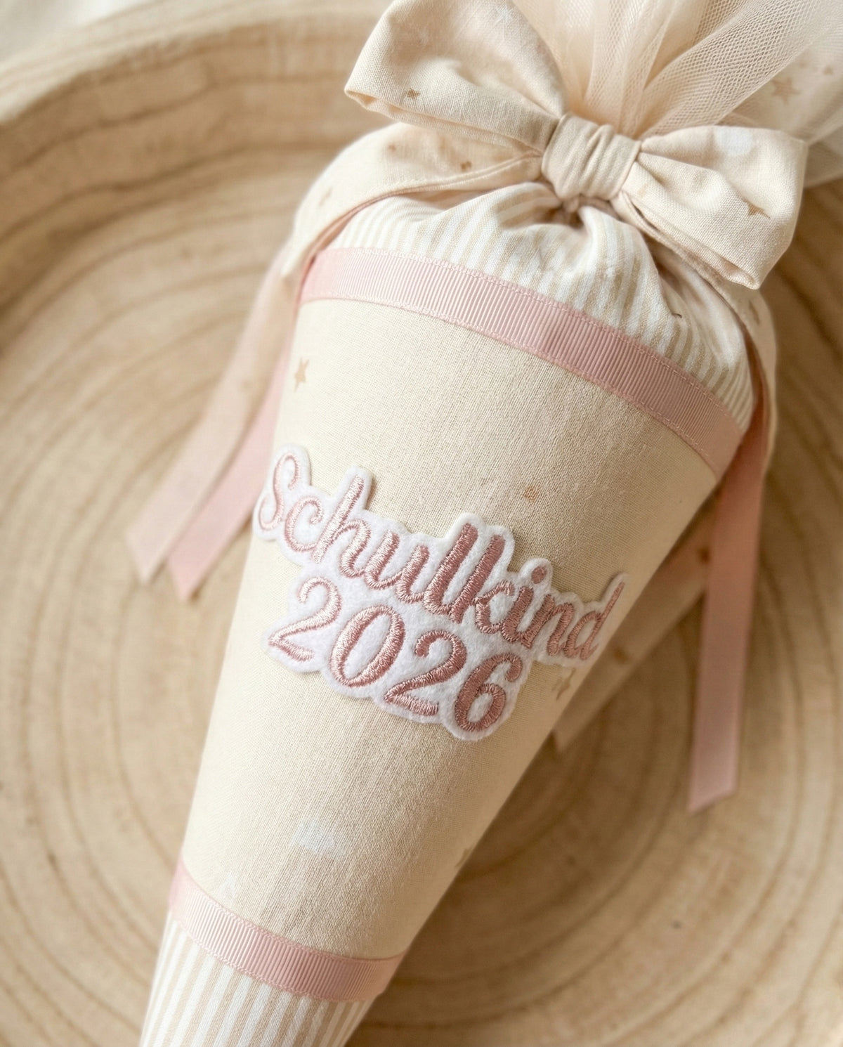 Applikation "Schulkind 2027" auf weißem Filz - Schrift 01