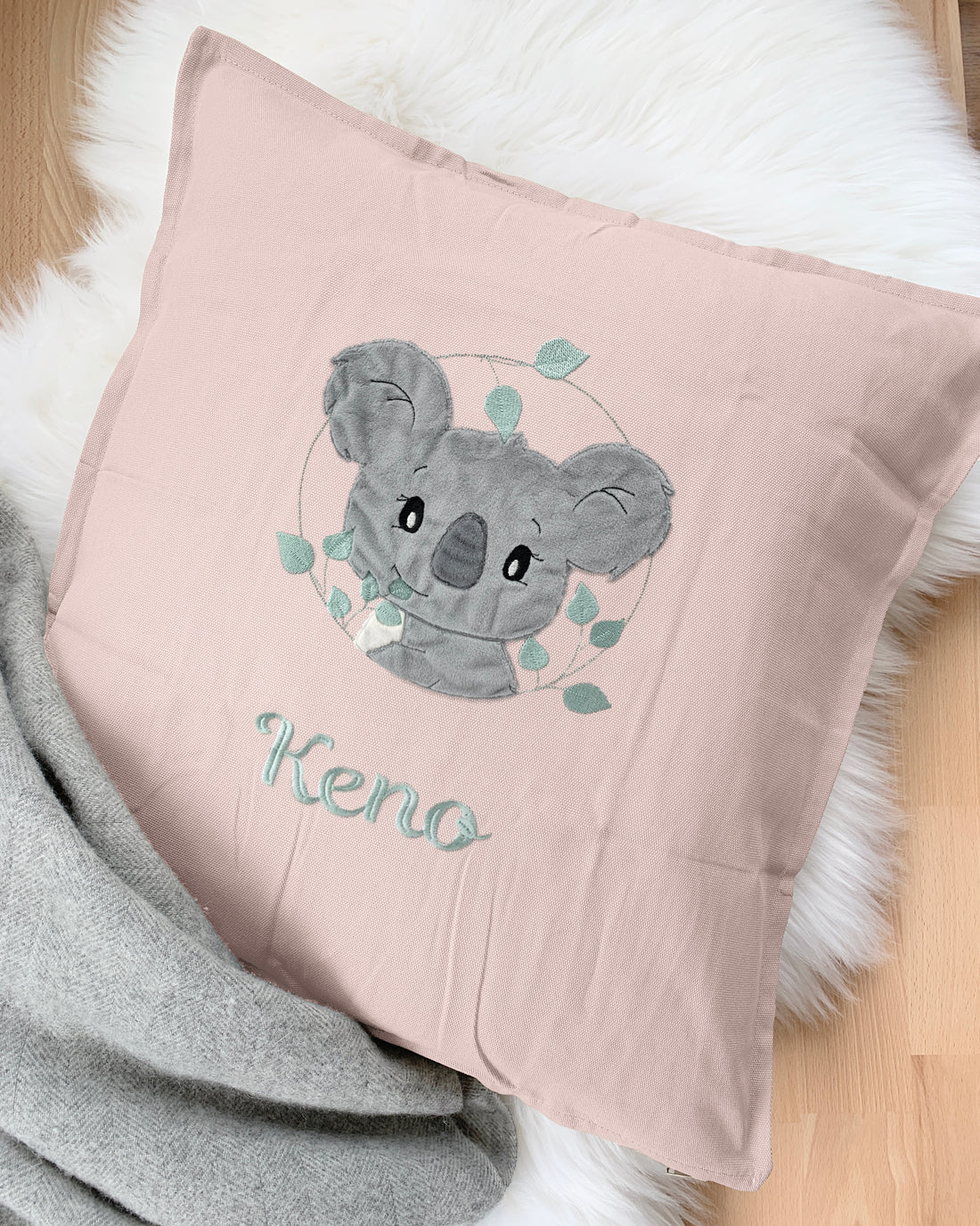 personalisiertes Kissen mit Koala "Keno" im Kranz