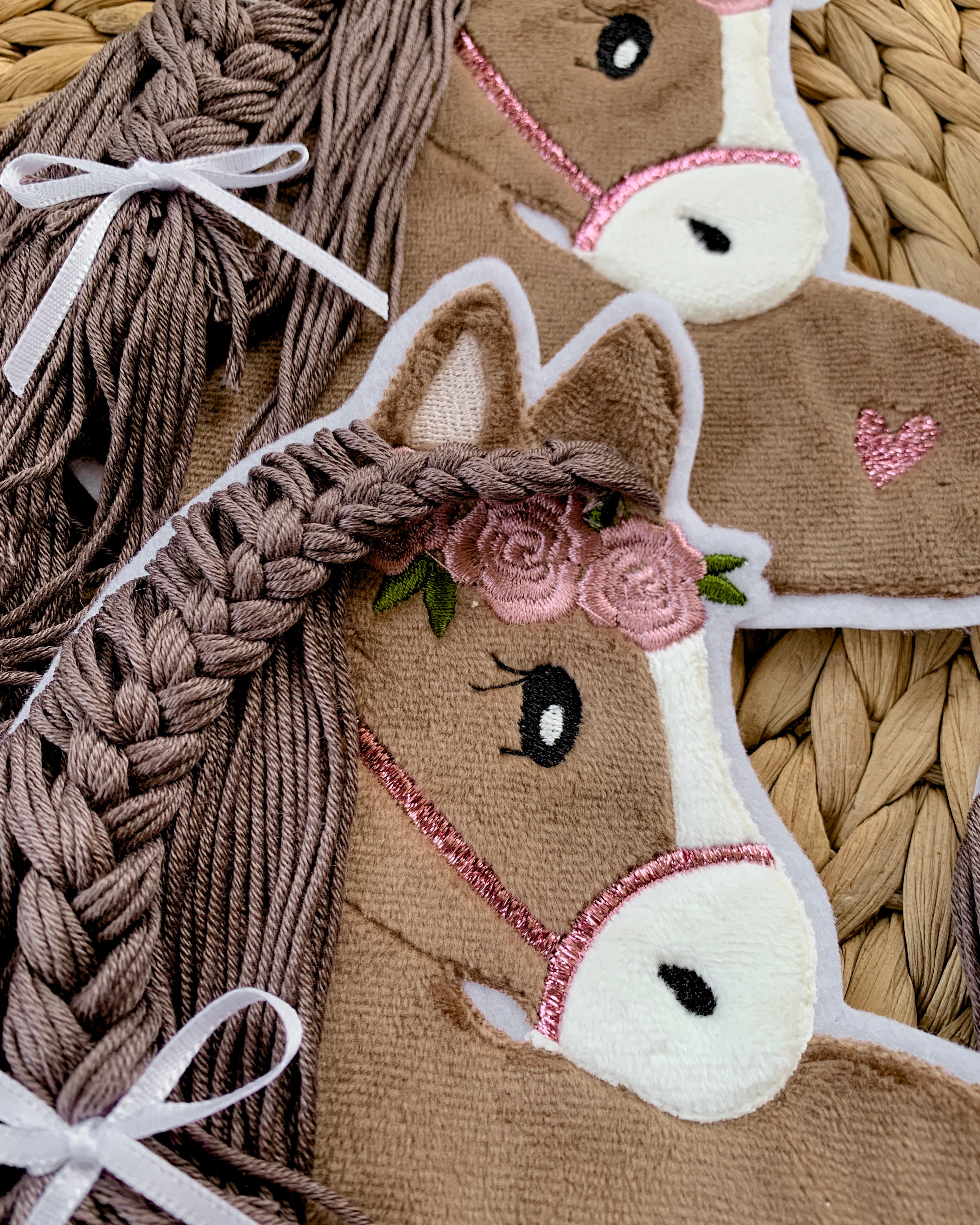 Applikation Pferd "Paula" in Rosé mit brauner Wollmähne