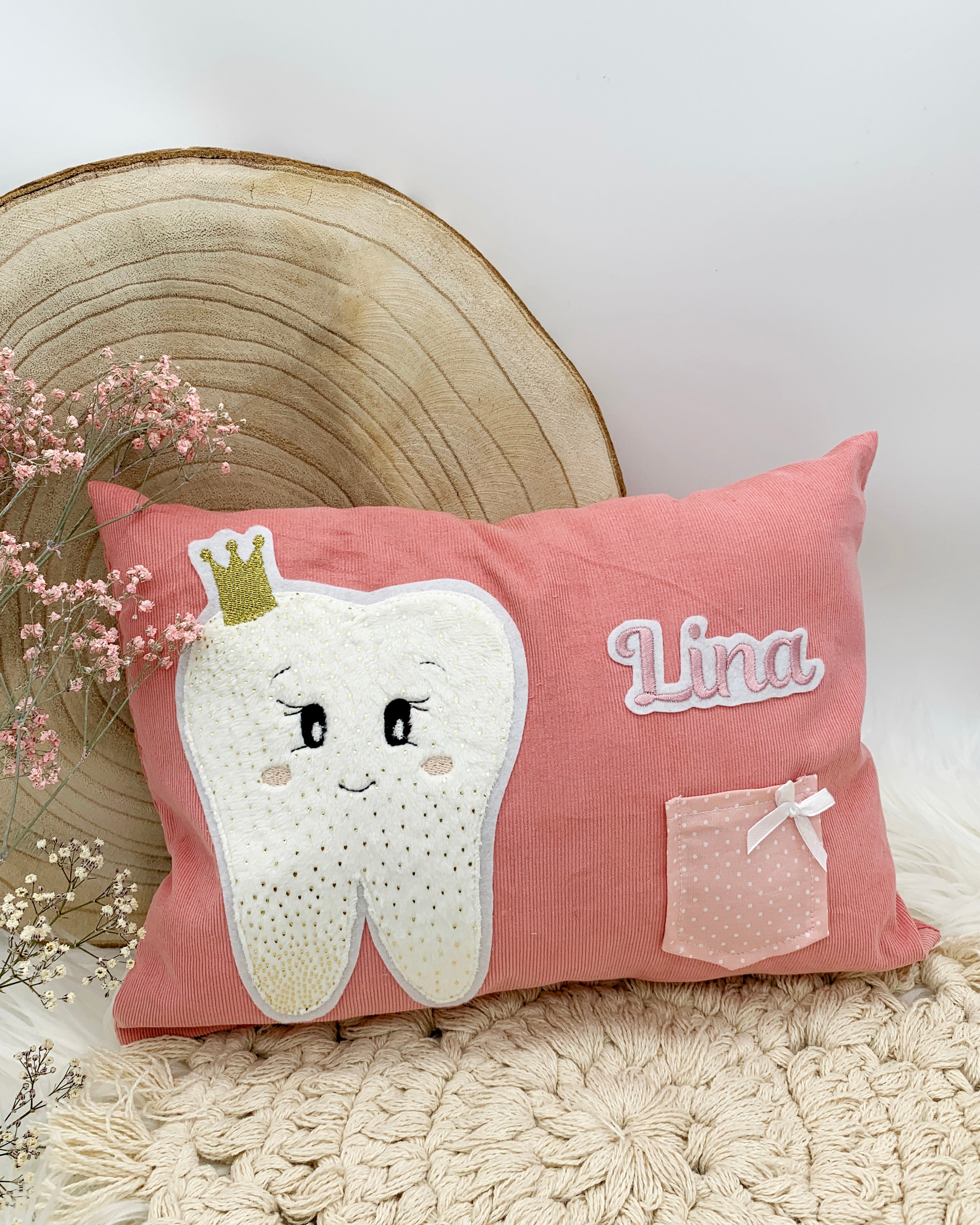 kleine Namensapplikation auf weißem Filz - Schrift 01