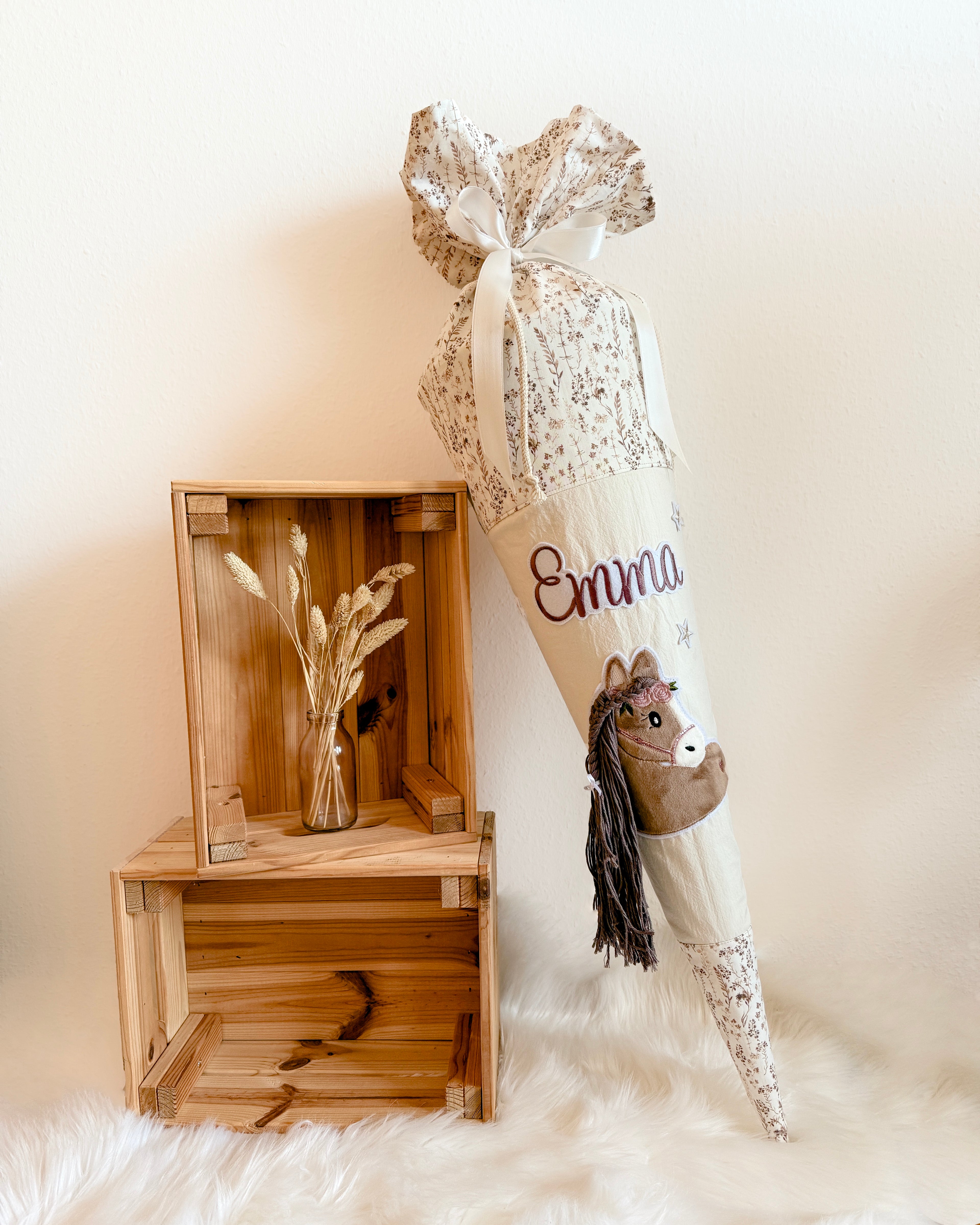 große Namensapplikation auf weißem Filz - Schrift 02