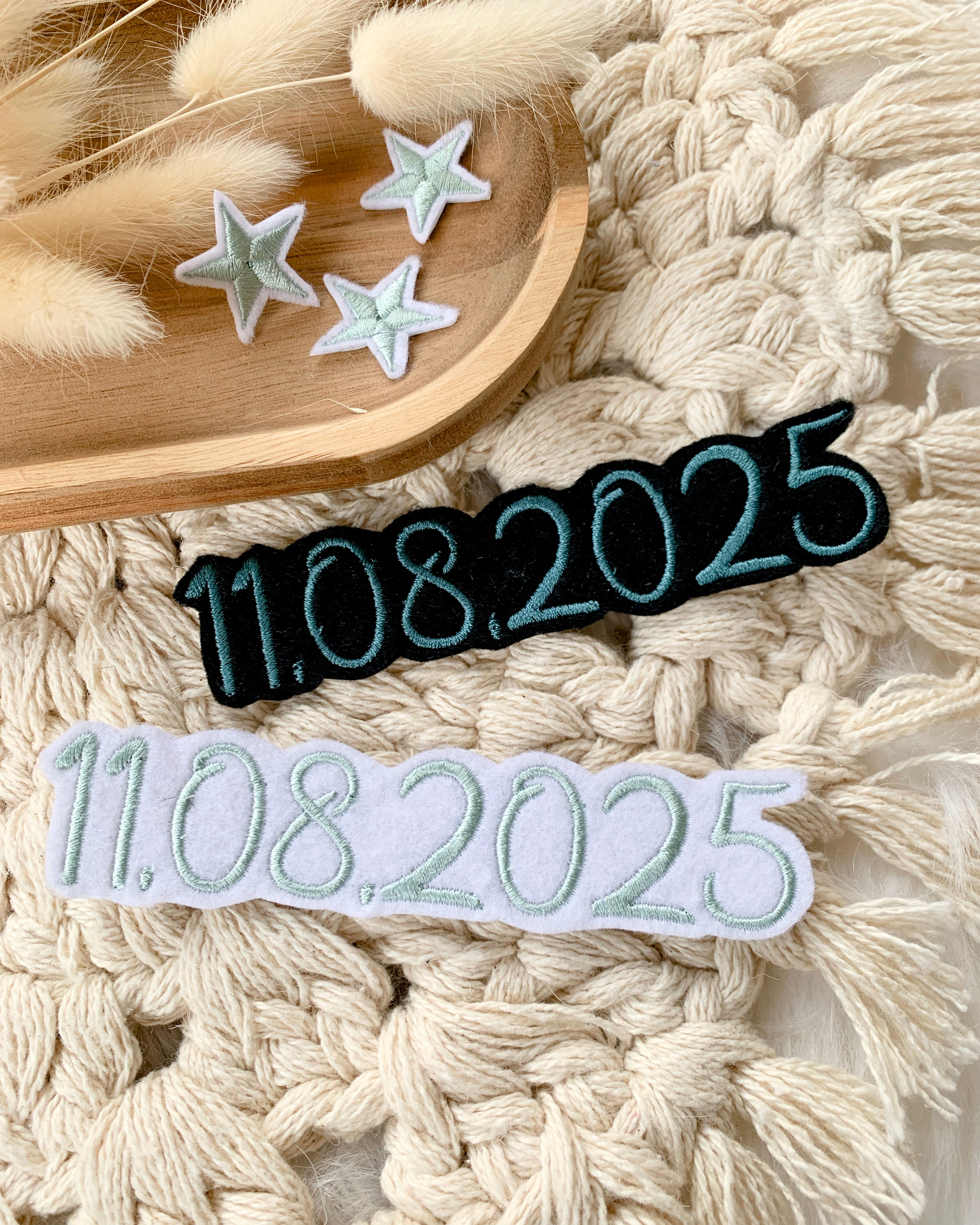 Datumsapplikation auf schwarzem Filz - Schrift 03