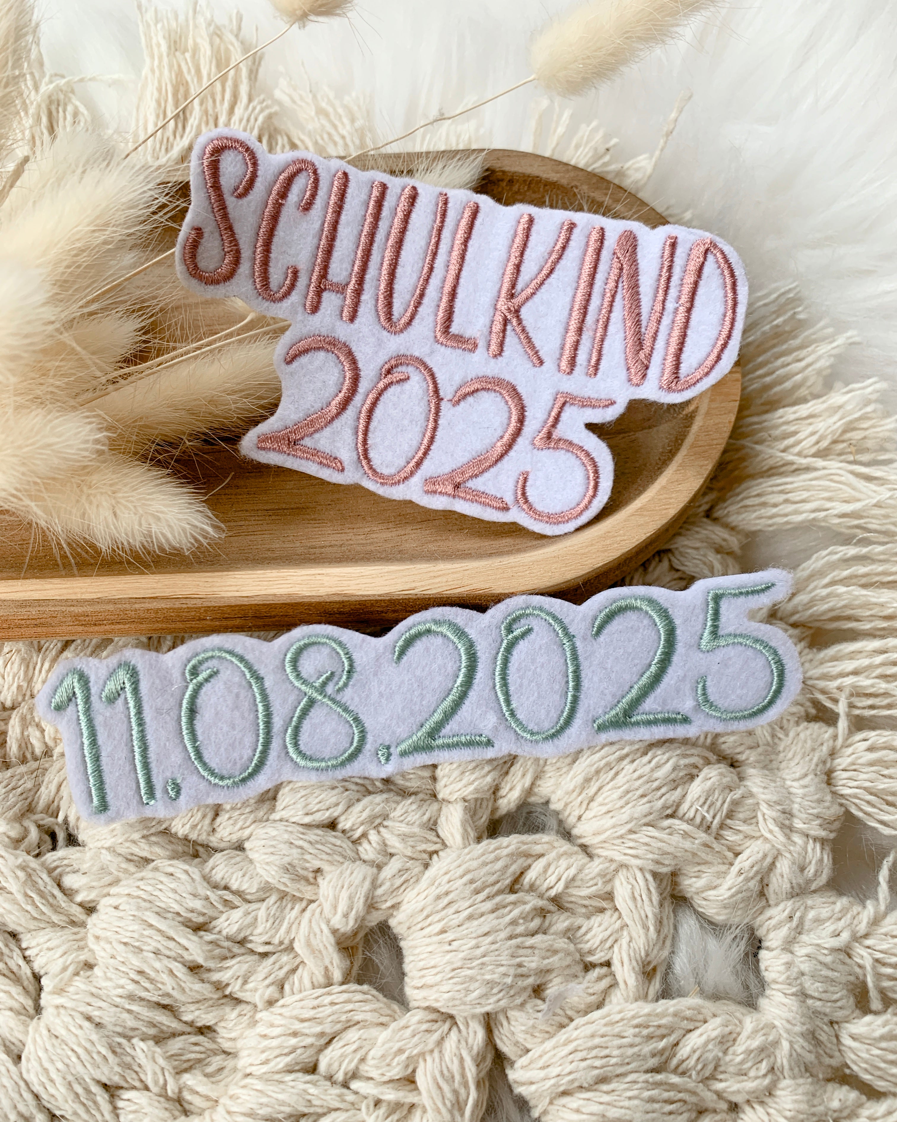 Datumsapplikation auf weißem Filz - Schrift 03