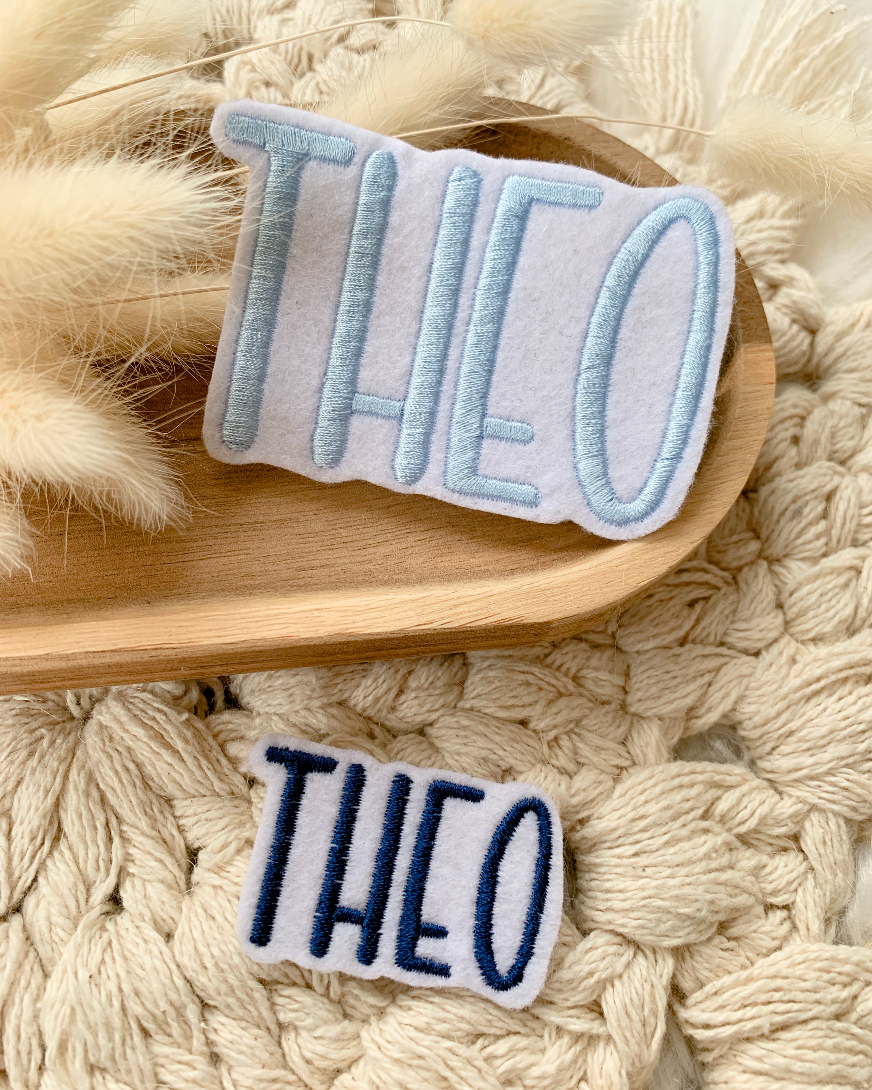 große Namensapplikation auf weißem Filz - Schrift 03