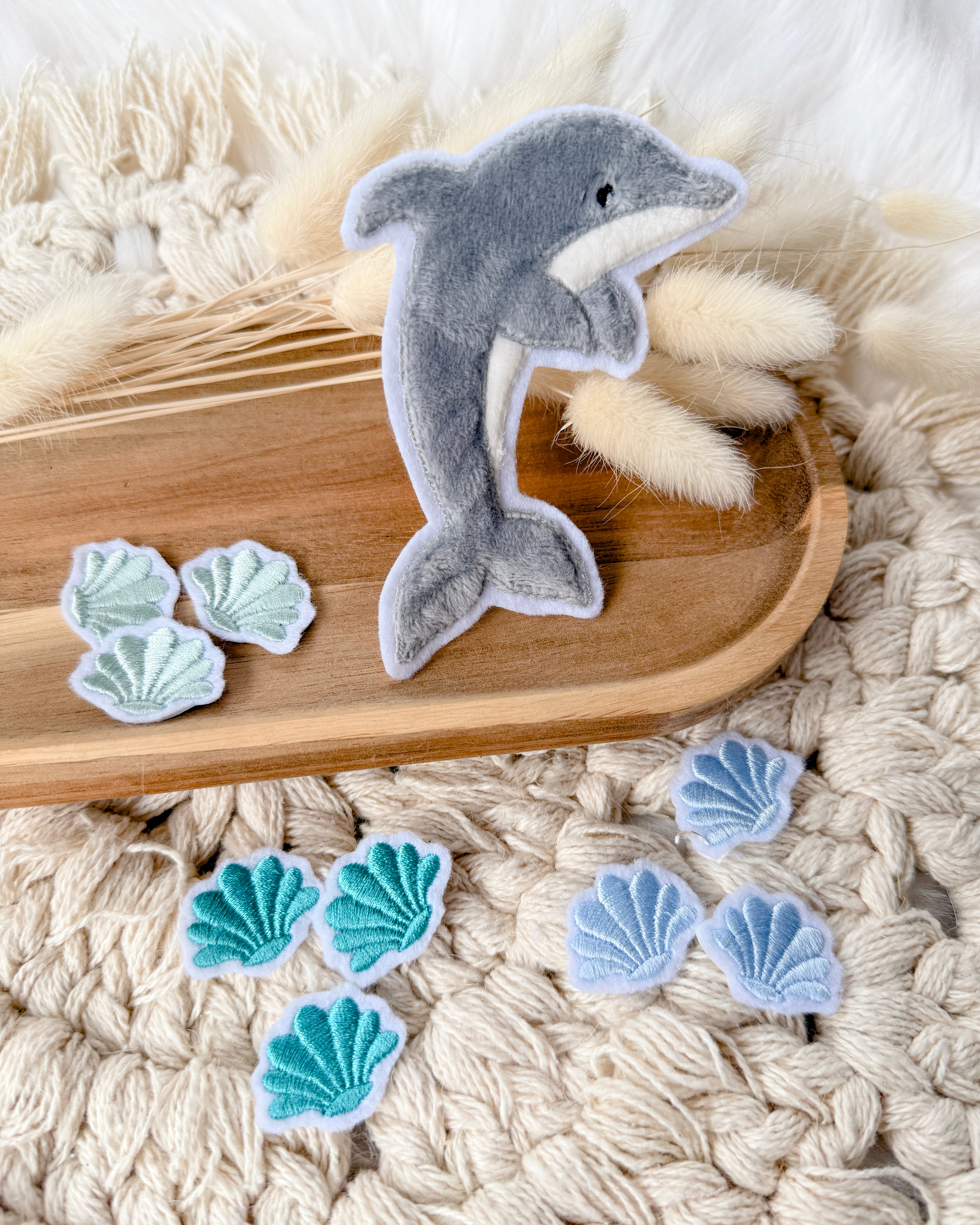 Applikation Delfin "Daisy" in Grau