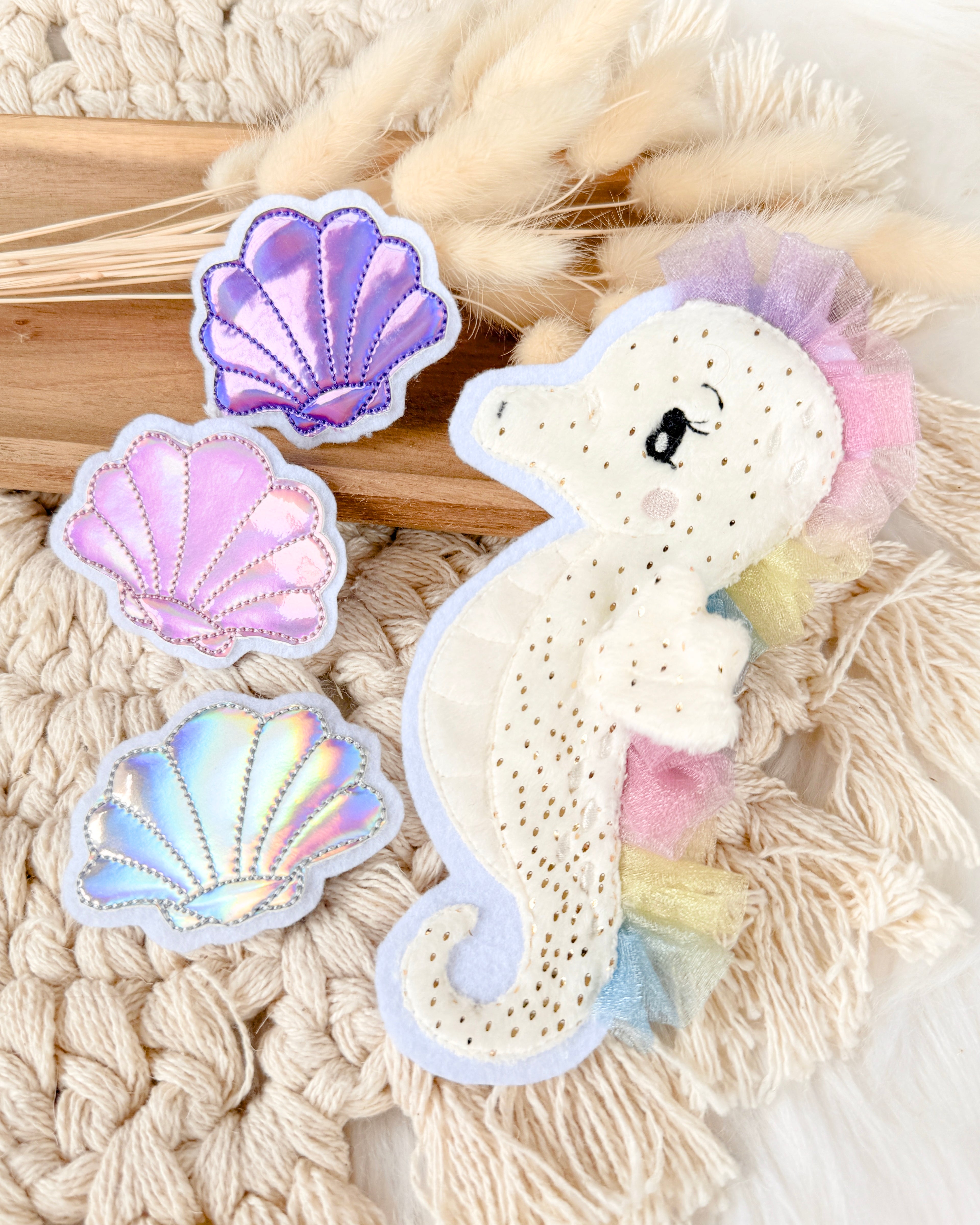 Seepferdchen mit Muscheln in Weiß