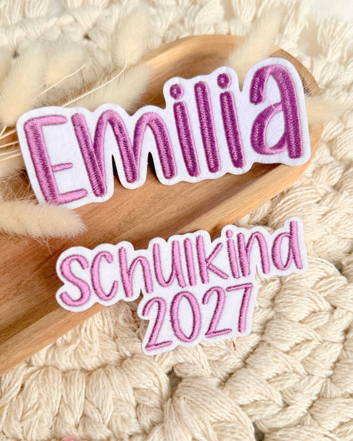 Applikation "Schulkind 2027" auf weißem Filz - Schrift 04