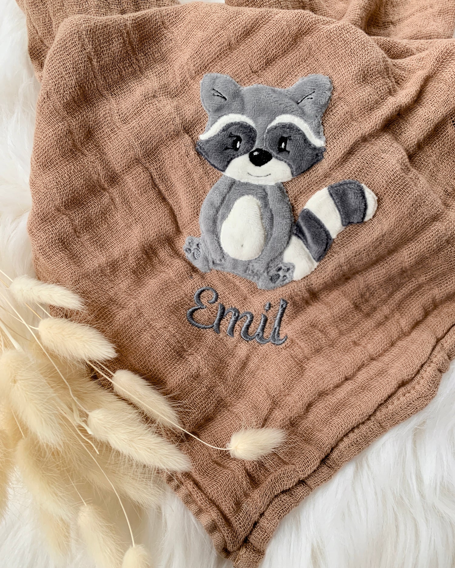 personalisiertes Musselintuch mit Waschbär "Winfried"