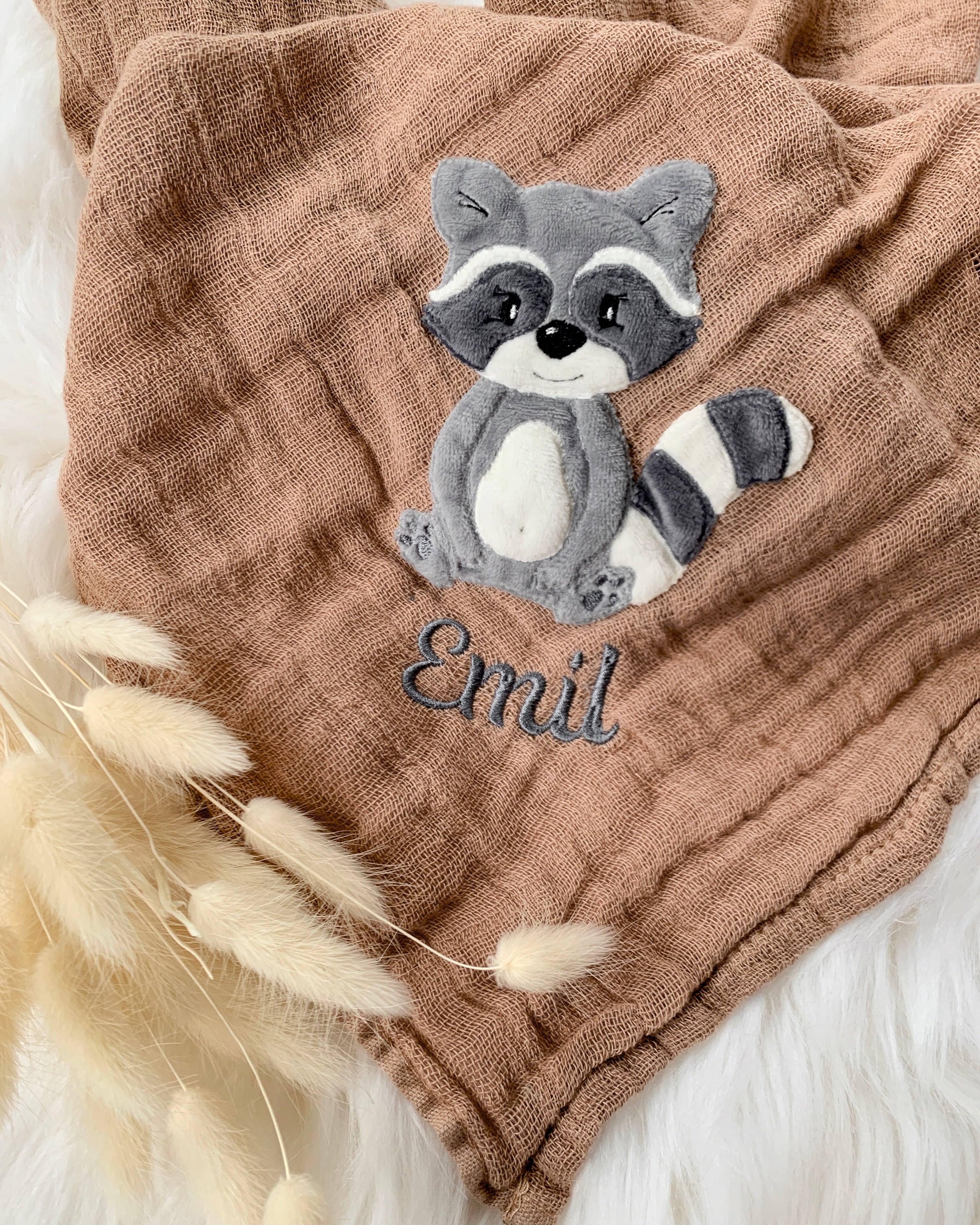 personalisiertes Musselintuch mit Waschbär "Winfried"