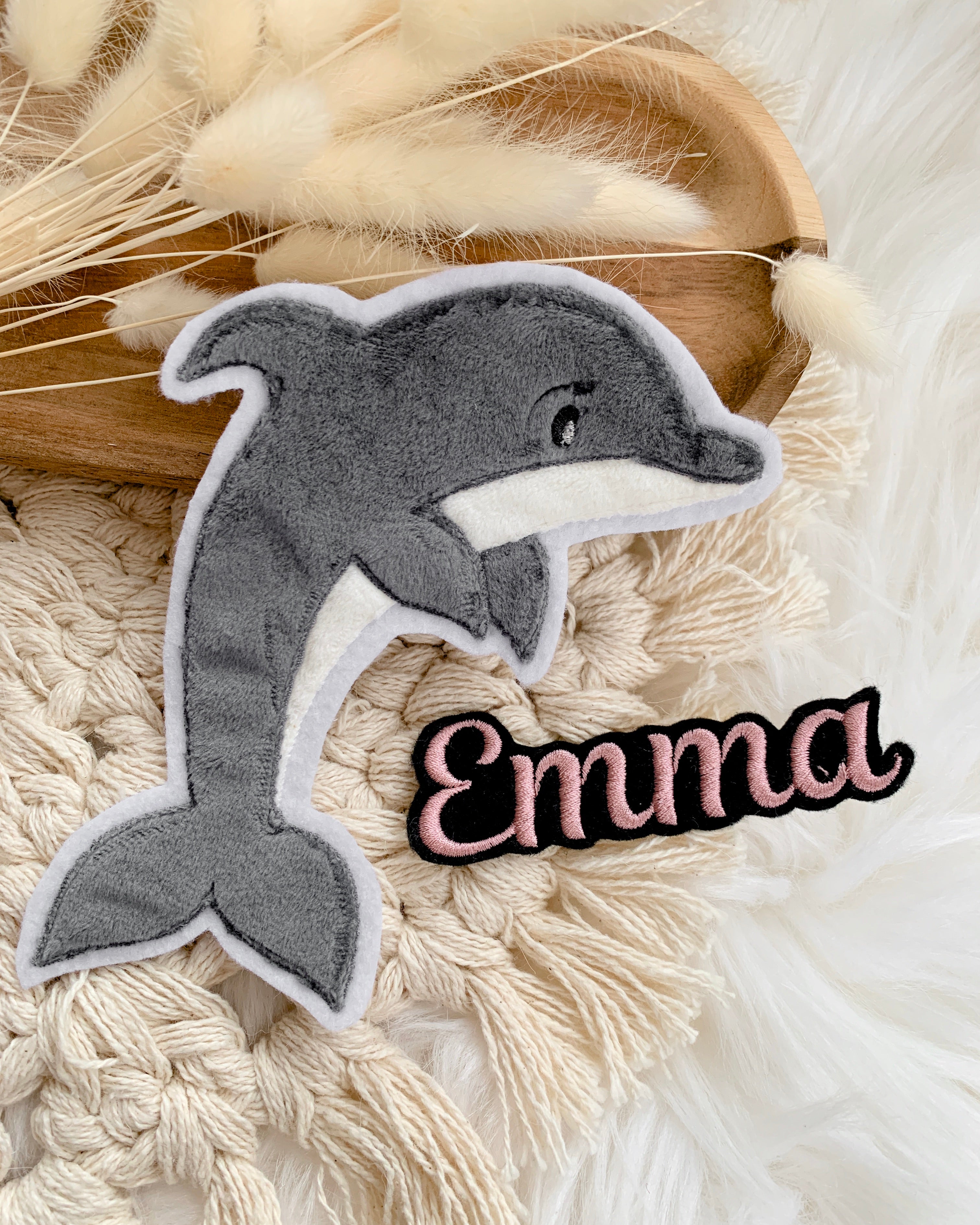 Applikation Delfin "Daisy" in Grau