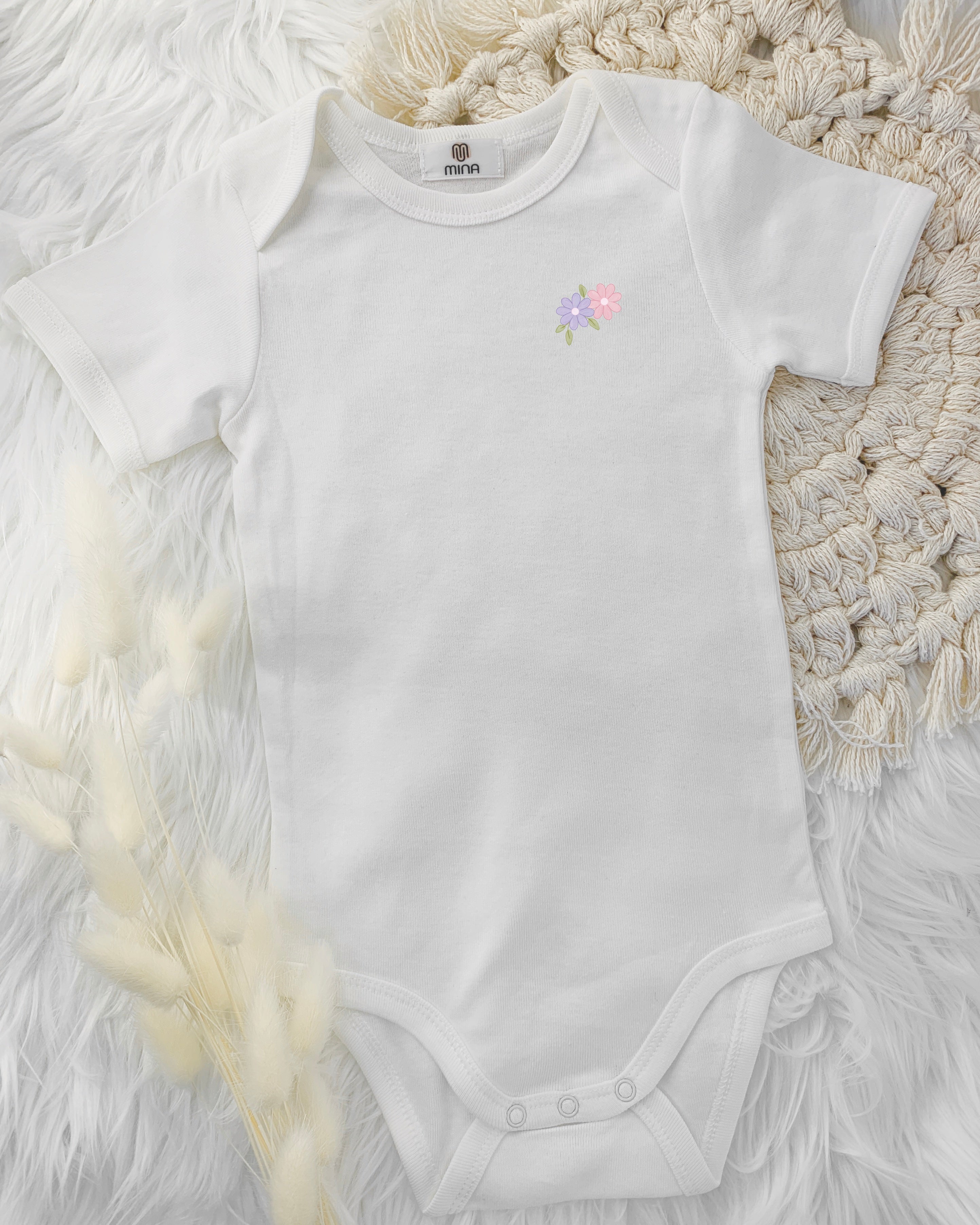 Babybody mit Blüten Bügelmotiv