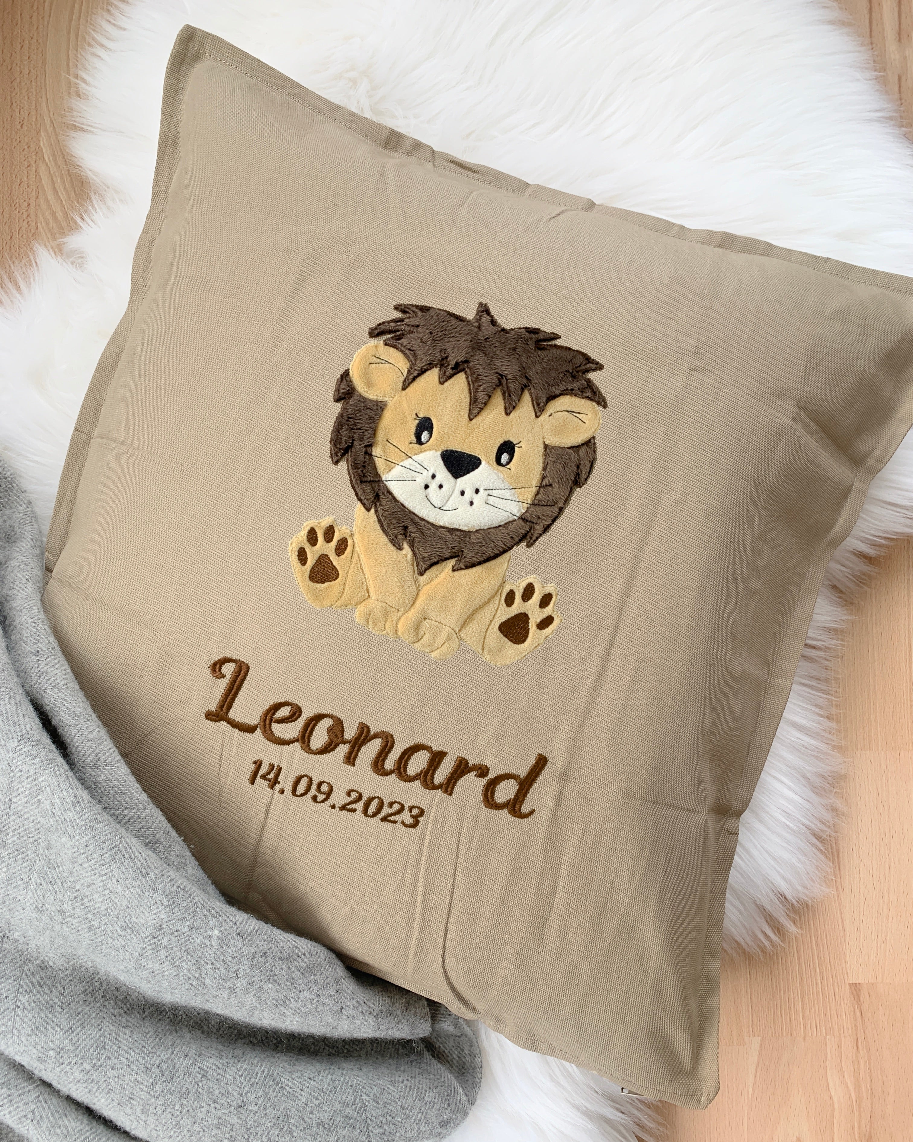 personalisiertes Kissen mit Löwe "Leonard"