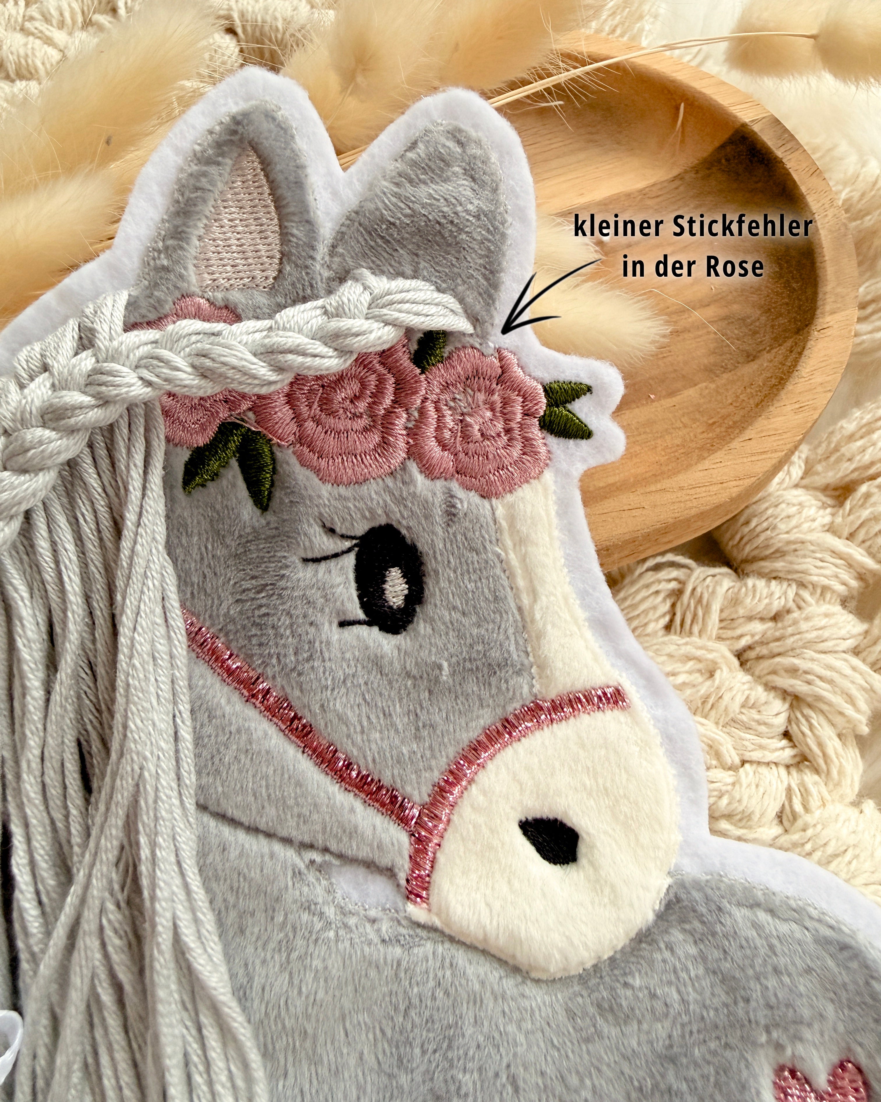 B-WARE Applikation Pferd "Paula" in Rosé mit grauer Wollmähne