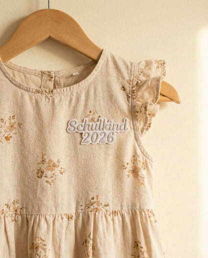 Applikation "Schulkind 2026" auf weißem Filz - Schrift 01