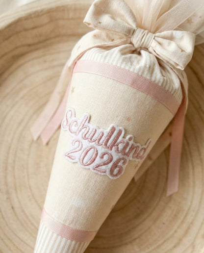 Applikation "Schulkind 2026" auf weißem Filz - Schrift 01