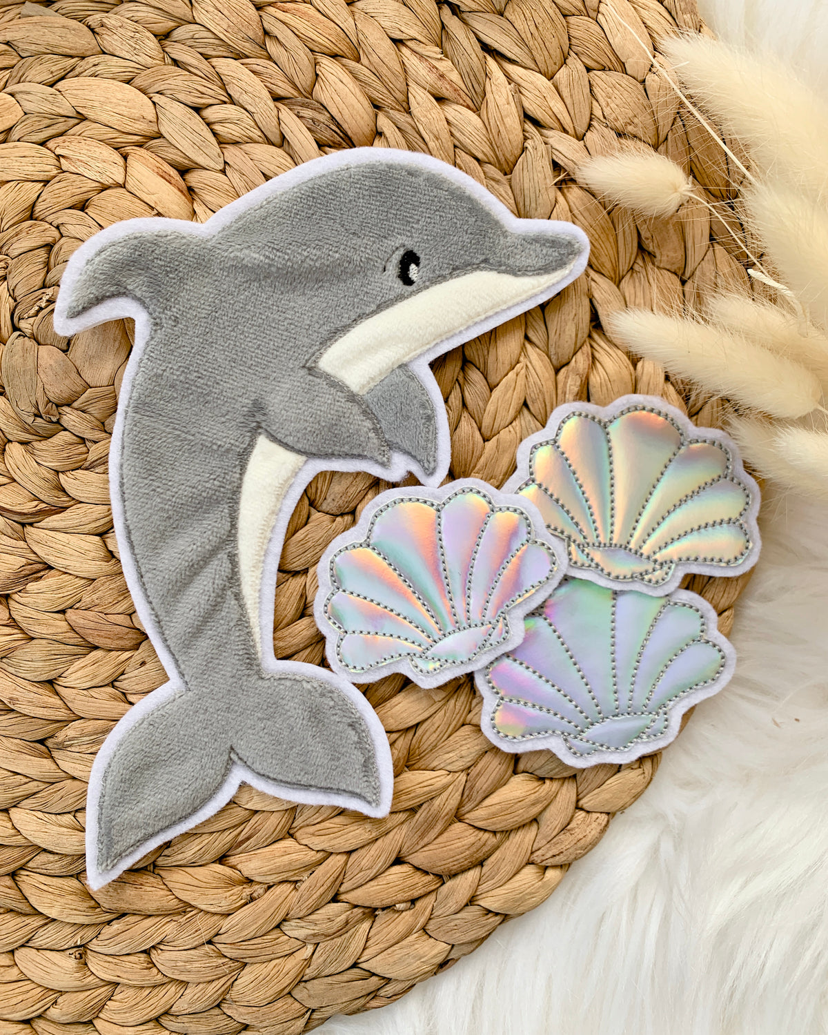 Applikation Delfin "Daisy" in Grau