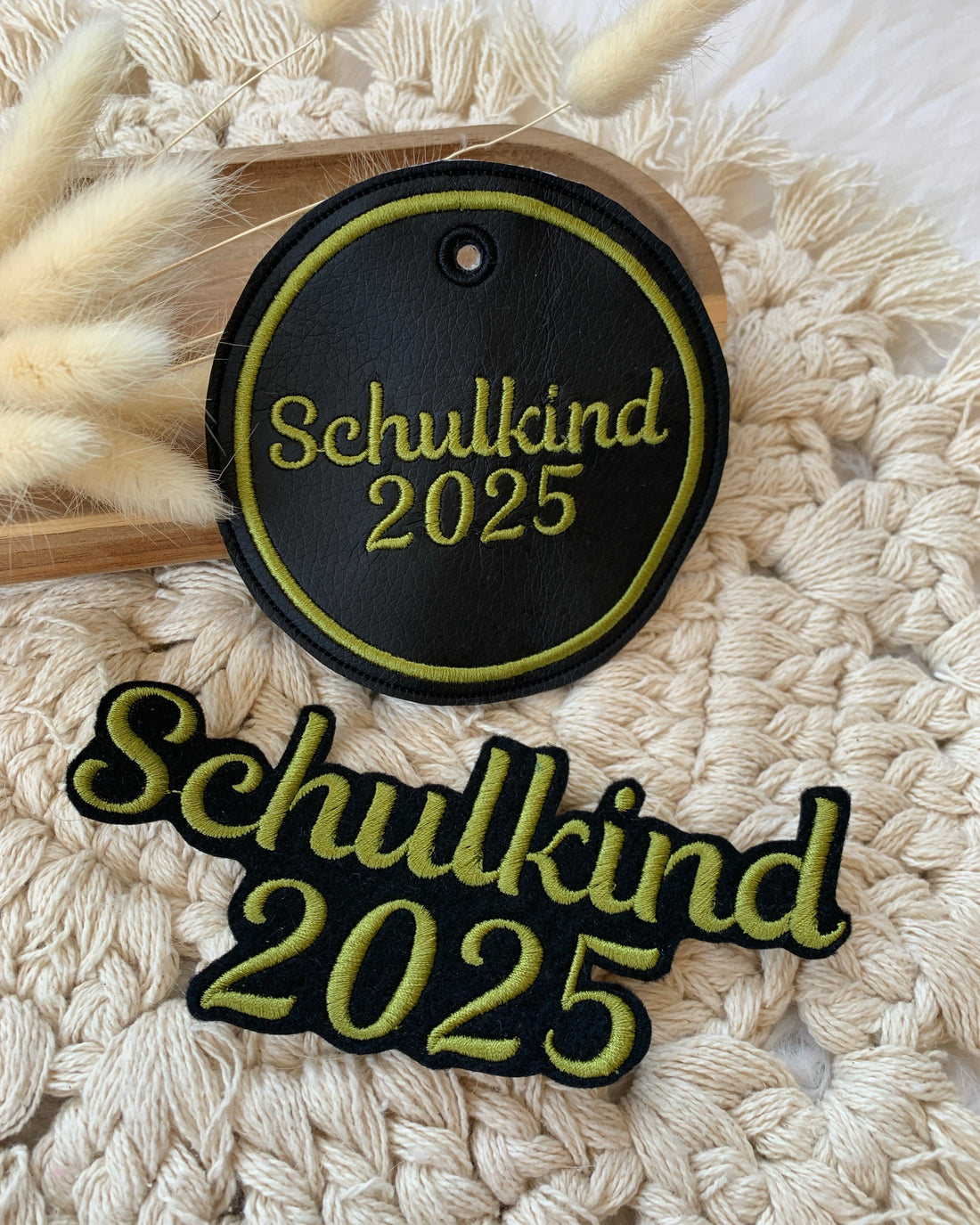 Applikation &quot;Schulkind 2025&quot; auf schwarzem Filz - Schrift 01 - ZWEITE WAHL