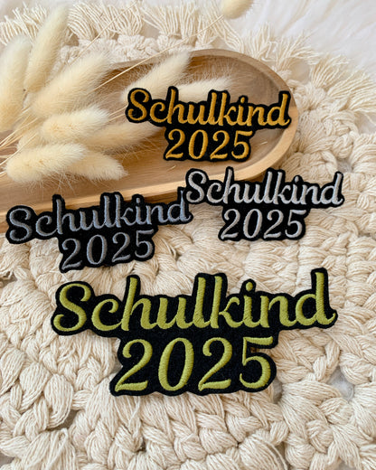 Applikation &quot;Schulkind 2025&quot; auf schwarzem Filz - Schrift 01 - ZWEITE WAHL