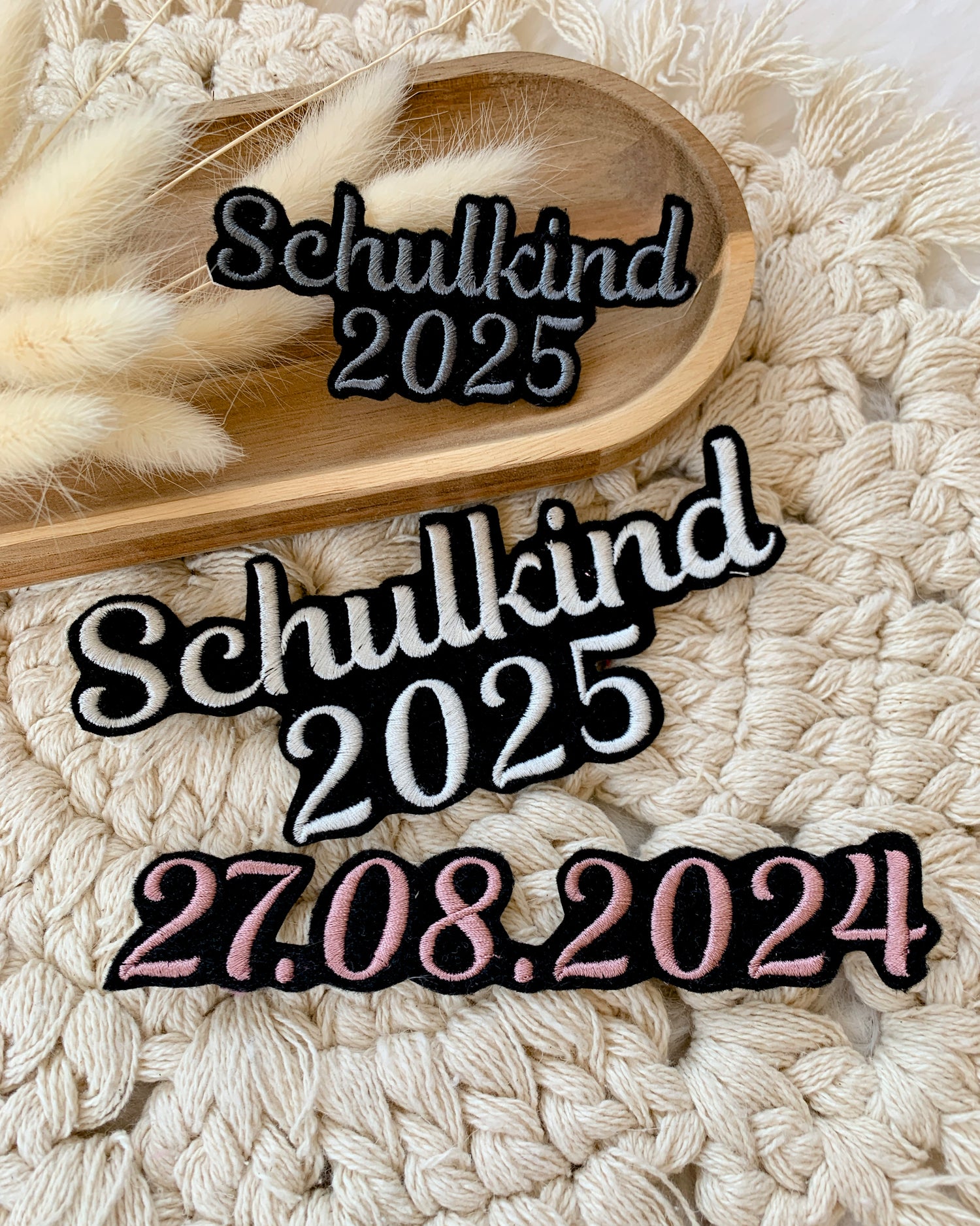 Applikation &quot;Schulkind 2025&quot; auf schwarzem Filz - Schrift 01 - ZWEITE WAHL