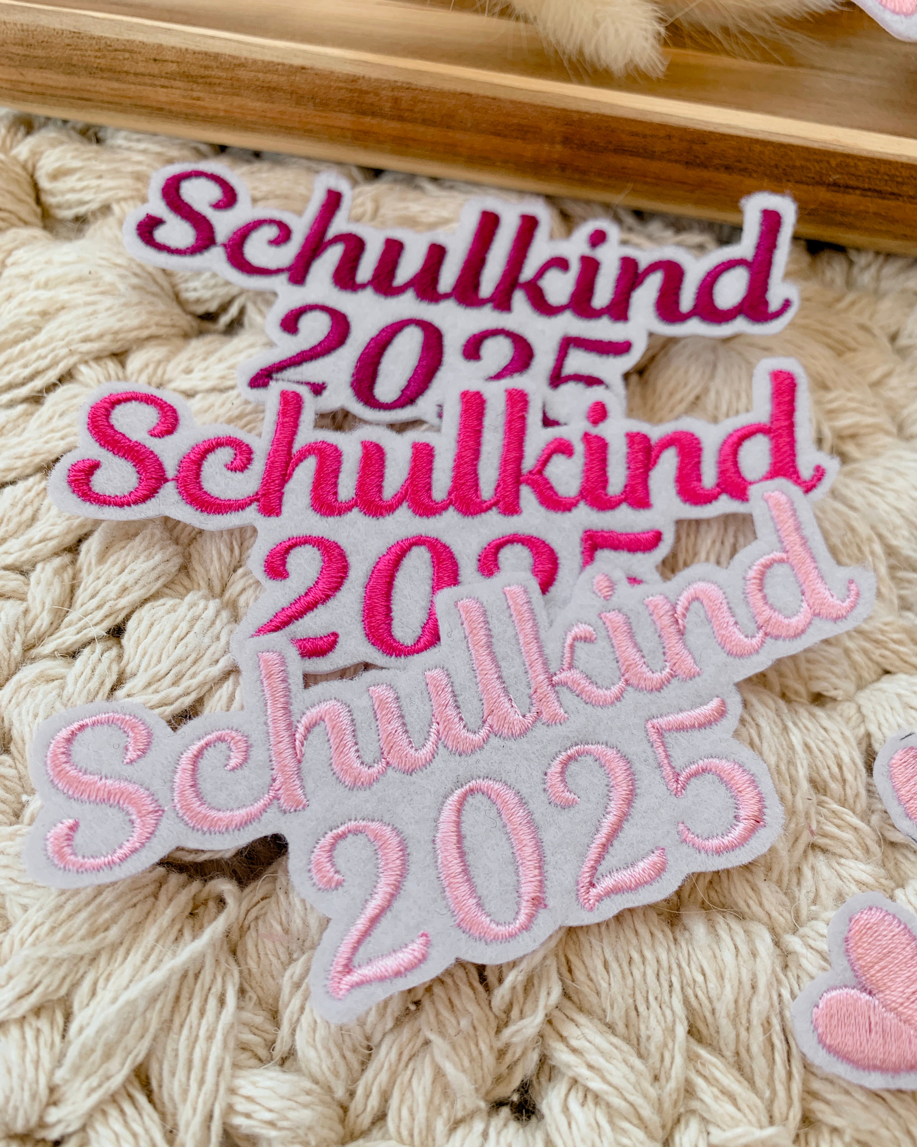 Applikation &quot;Schulkind 2025&quot; auf weißem Filz - Schrift 01