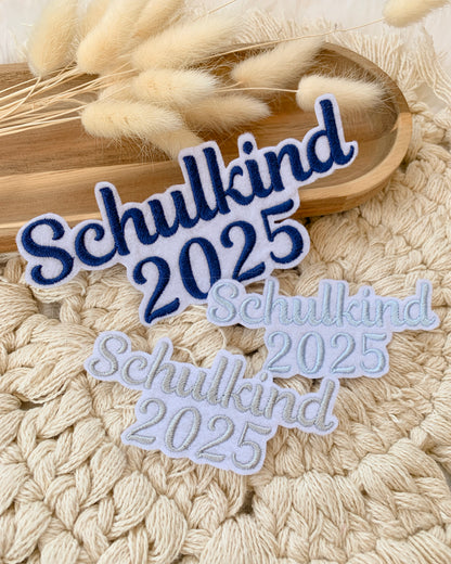 Applikation &quot;Schulkind 2025&quot; auf weißem Filz - Schrift 01 - ZWEITE WAHL