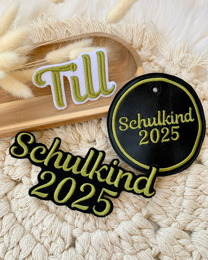 Applikation &quot;Schulkind 2025&quot; auf schwarzem Filz - Schrift 01 - ZWEITE WAHL