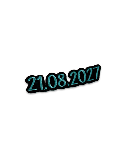Datumsapplikation auf schwarzem  Filz - Schrift 04