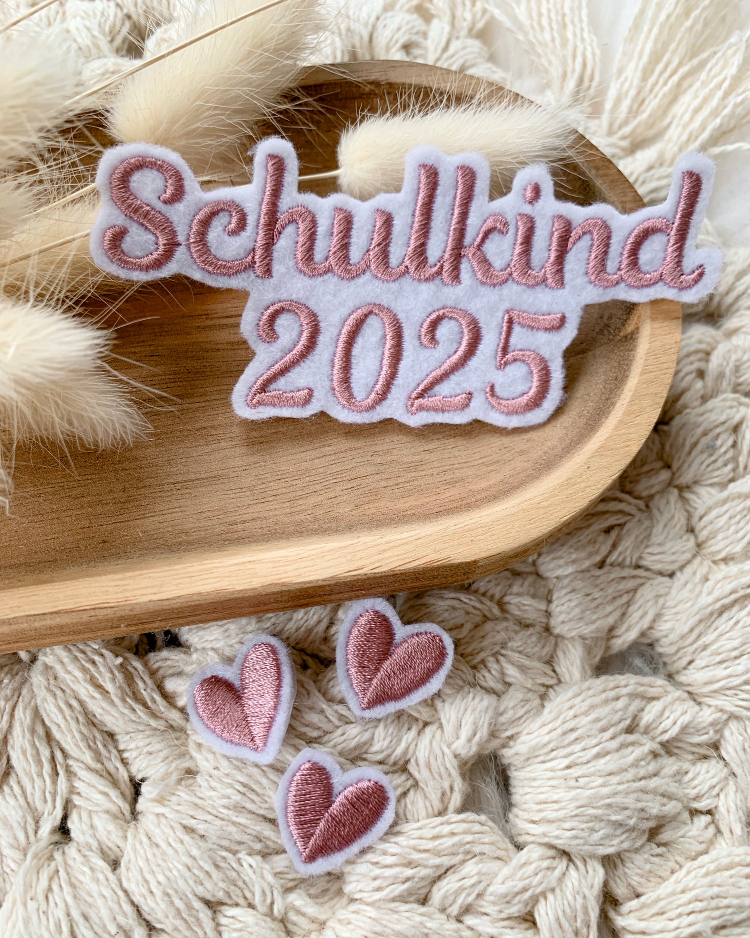 Applikation &quot;Schulkind 2025&quot; auf weißem Filz - Schrift 01 - ZWEITE WAHL