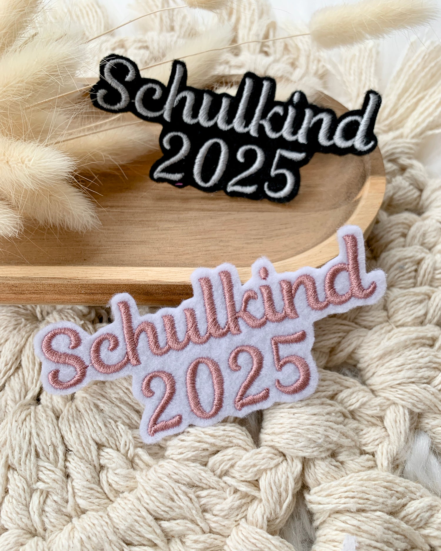 Applikation &quot;Schulkind 2025&quot; auf schwarzem Filz - Schrift 01