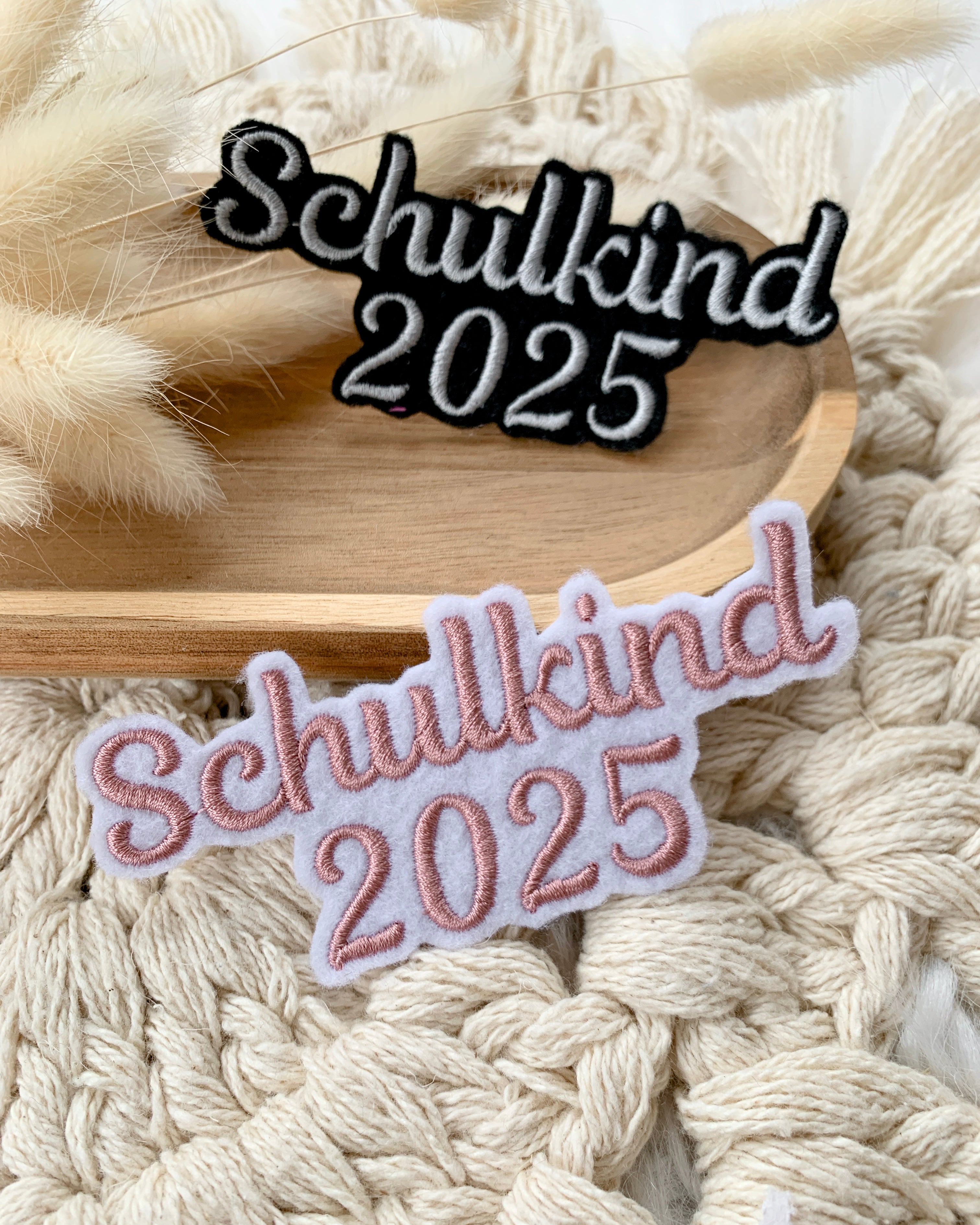 Applikation &quot;Schulkind 2025&quot; auf weißem Filz - Schrift 01