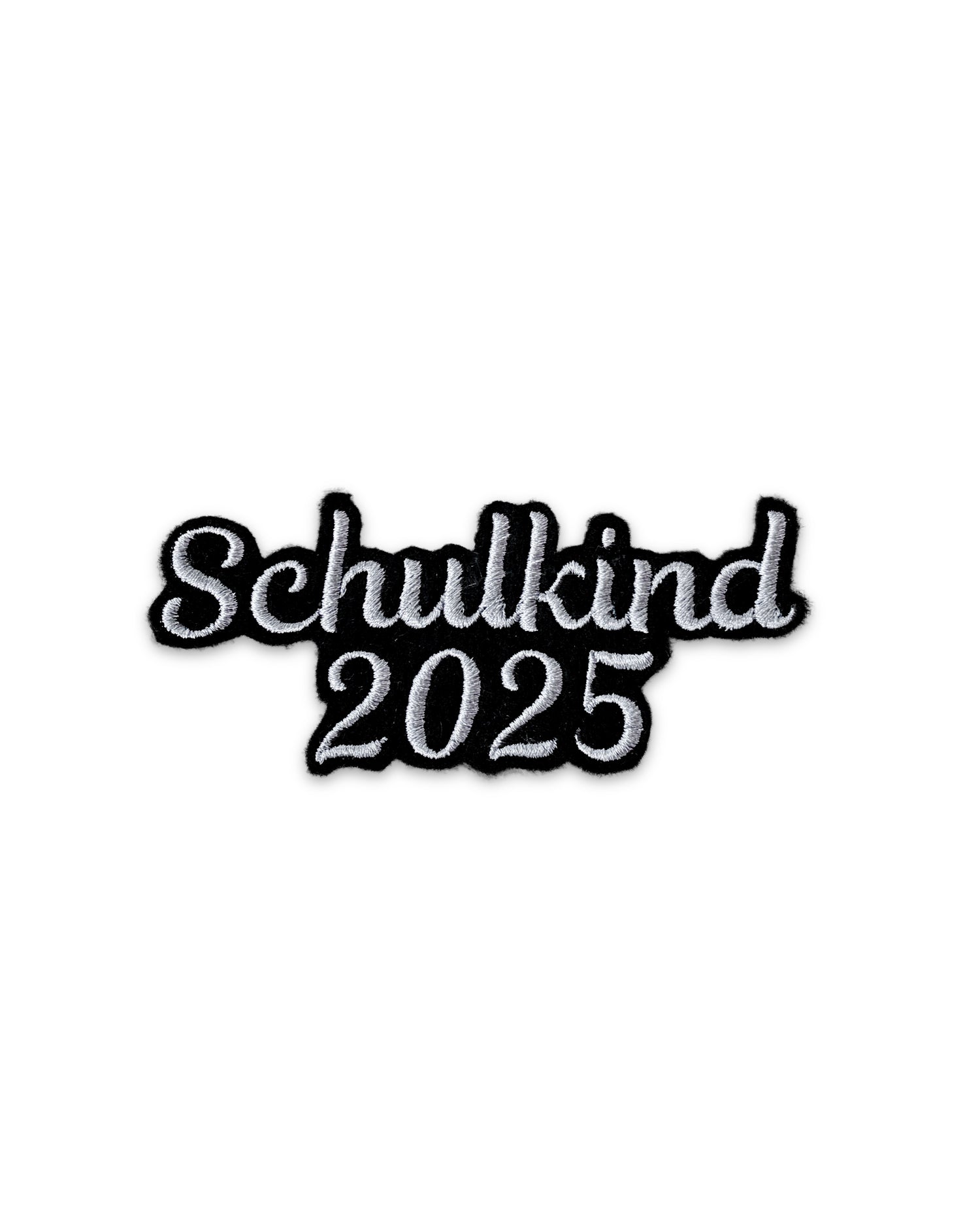 Applikation &quot;Schulkind 2025&quot; auf schwarzem Filz - Schrift 01