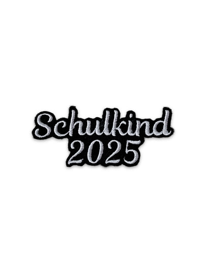 Applikation &quot;Schulkind 2025&quot; auf schwarzem Filz - Schrift 01