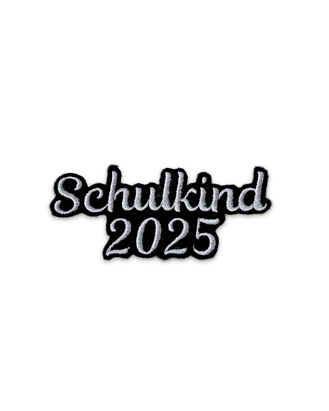 Applikation &quot;Schulkind 2025&quot; auf schwarzem Filz - Schrift 01 - ZWEITE WAHL