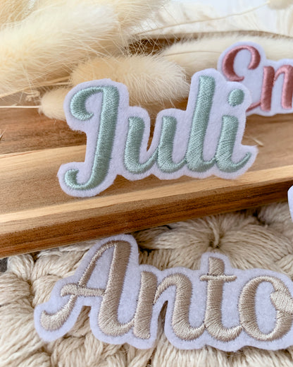Namensapplikation auf weißem Filz - Schrift 01