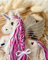 Pegasus Beere Pink mit Wollmähne