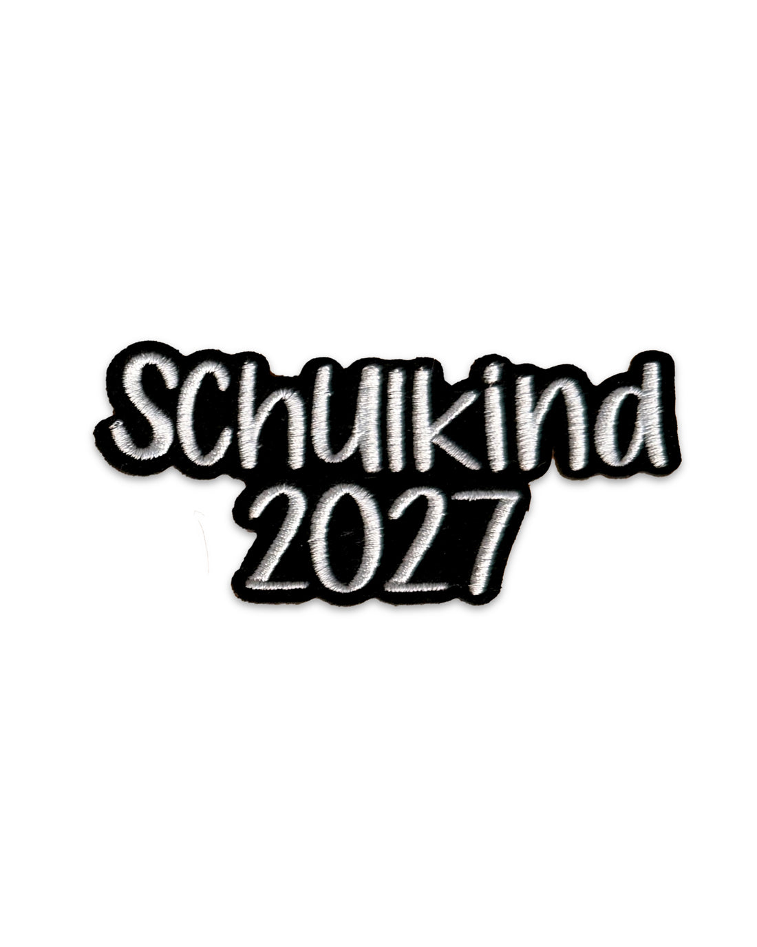 Applikation "Schulkind 2027" auf schwarzem Filz - Schrift 04