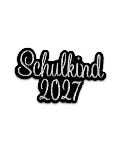 Applikation "Schulkind 2027" auf schwarzem Filz - Schrift 02