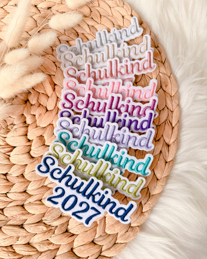 Applikation "Schulkind 2027" auf weißem Filz - Schrift 01