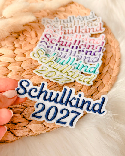 Applikation "Schulkind 2027" auf weißem Filz - Schrift 01