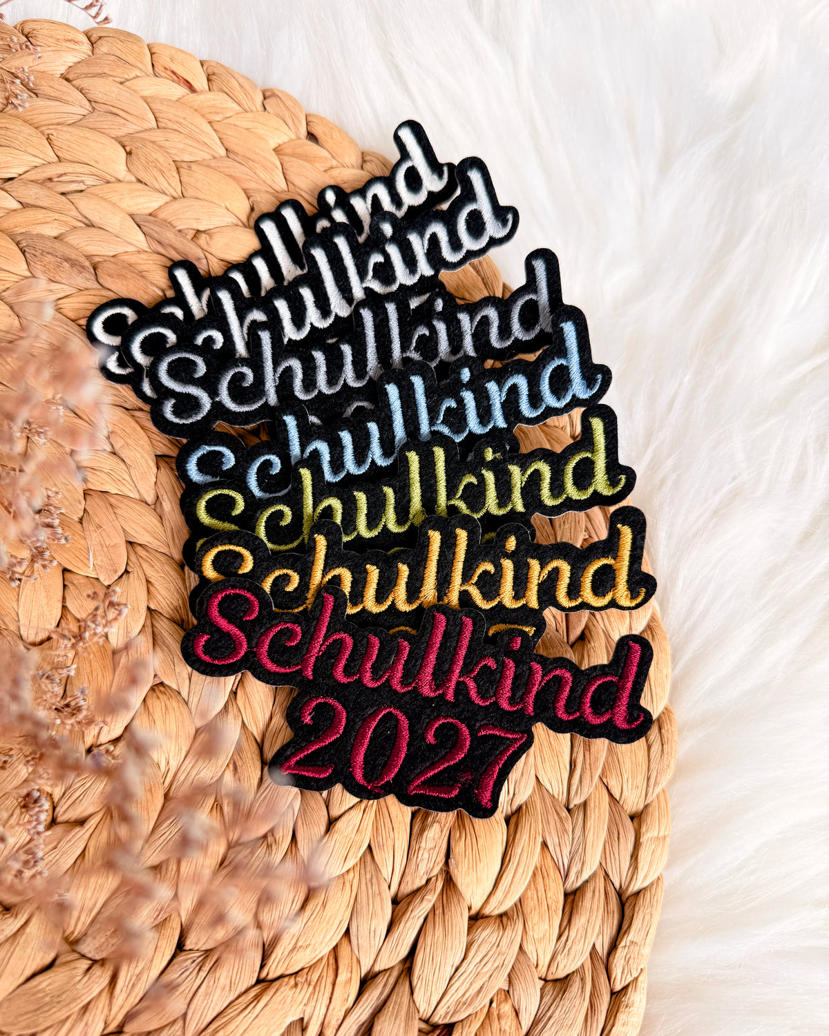 Applikation "Schulkind 2027" auf schwarzem Filz - Schrift 01