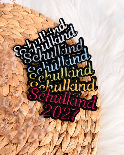 Applikation "Schulkind 2027" auf schwarzem Filz - Schrift 01