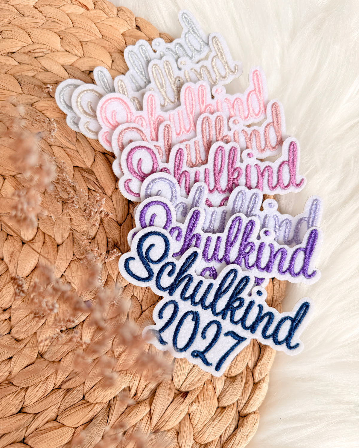 Applikation "Schulkind 2027" auf weißem Filz - Schrift 02
