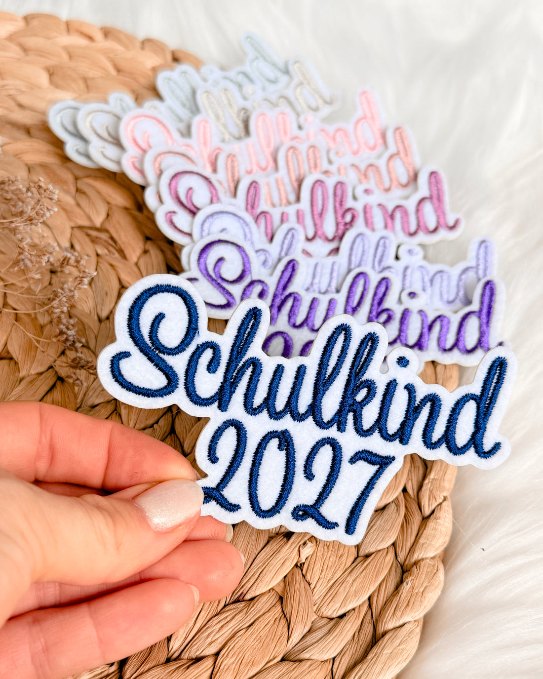 Applikation "Schulkind 2027" auf weißem Filz - Schrift 02