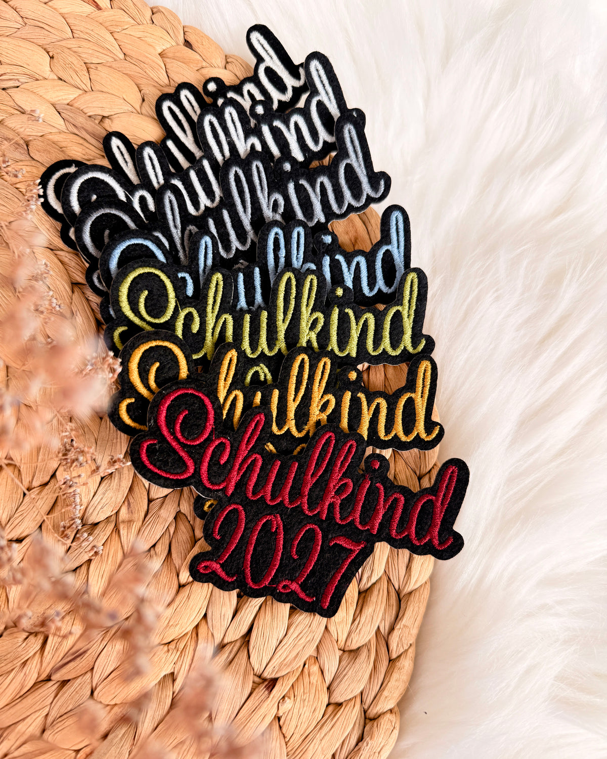 Applikation "Schulkind 2027" auf schwarzem Filz - Schrift 02