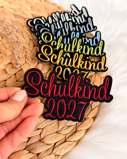 Applikation "Schulkind 2027" auf schwarzem Filz - Schrift 02