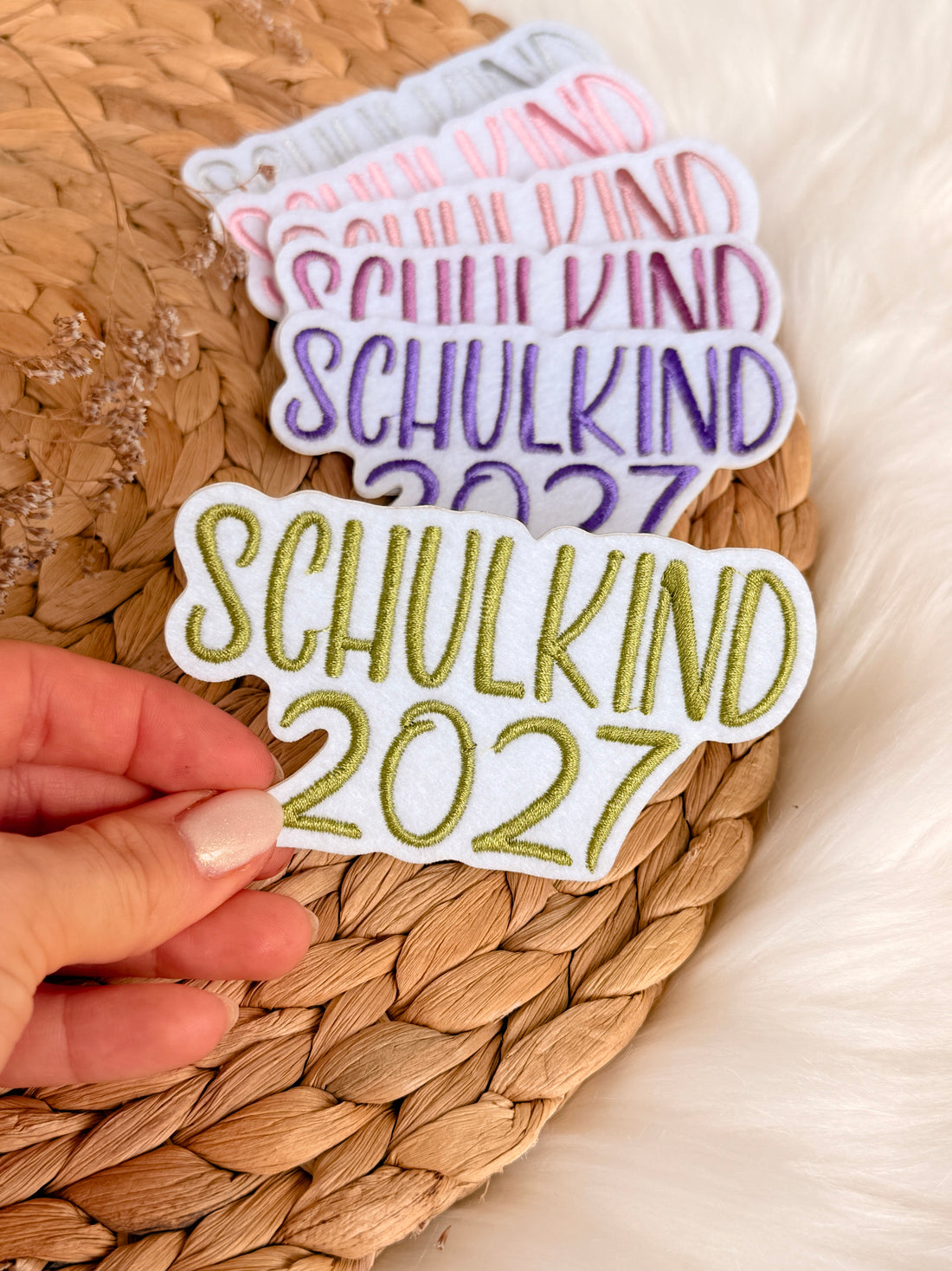 Applikation "Schulkind 2027" auf weißem Filz - Schrift 03