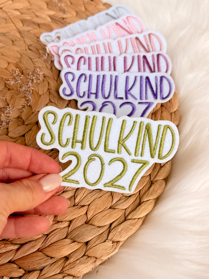 Applikation "Schulkind 2027" auf weißem Filz - Schrift 03